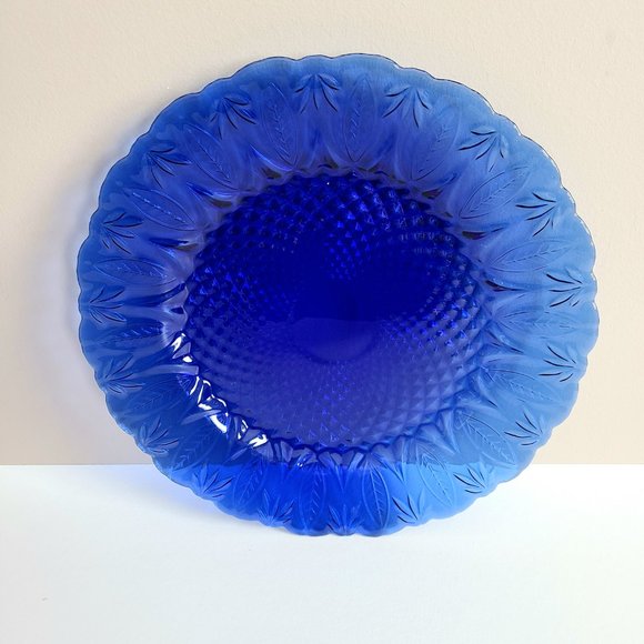 Large 10 5/8'' wide cobalt blue Royal Sapphire glass plate with leaf design. - Picture 3 of 6